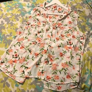 🌺New York & Co Soho Sleeveless floral Button Tank